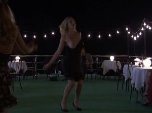 Возбужденая девица танцует и соблазняет любовника