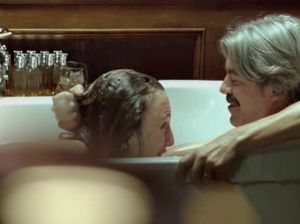 Юная шалунья залезла в ванну к маминому другу