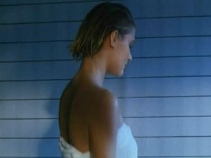 Девушка наблюдает как ее подружка занимается сексом в душе