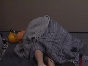 Парень соблазняет свою девку и трахает ее под одеялом