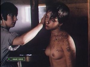 Целитель делает массаж девочке подростку