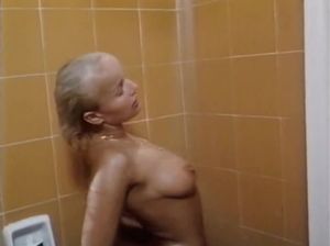 Красивая блондинка принимает душ и ласкает киску