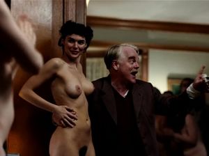 Голые девушки танцуют на вечеринке тайного культа