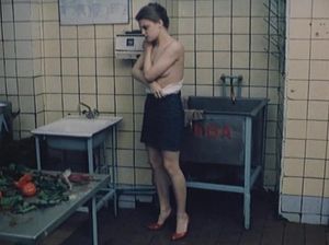 Мужик пристает к голой девице