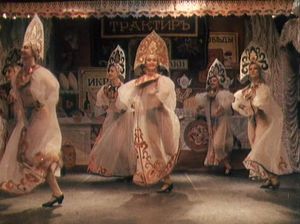 Русские девицы танцуют эротический танец в народных костюмах