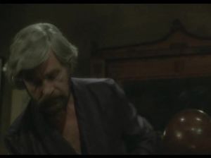 Мужчина грубо овладел сзади стеснительной девушкой