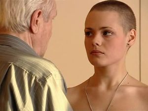 Старик склоняет к сексу молоденькую девочку