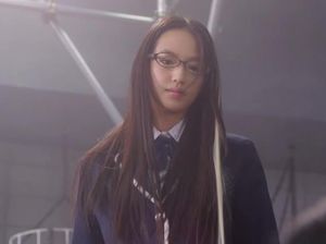 Школьницы издеваются над своей одноклассницей