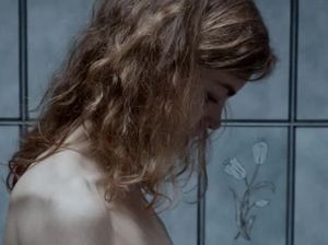 После бурного секса парень побрил киску своей девушке