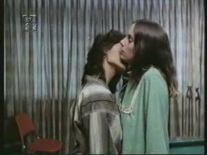 Лесбиянки ласкаются на бильярдном столе