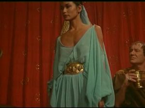 Гай Цезарь трахает придворную девушку