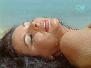 Мужчина соблазняет прекрасную незнакомку на диком пляже