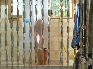 Мужчина приятно проводит время в кемпинге для нудистов