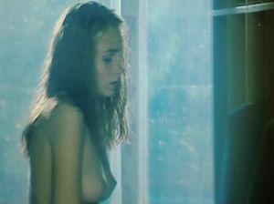 Парень подсматривает в зеркало за переодевающейся красоткой