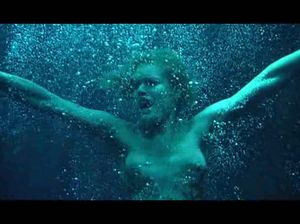 Голая красотка нырнула в воду