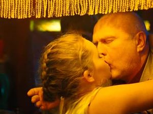 Отец устроил сыну встречу с полуголой красоткой