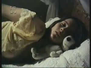 Возбужденная девушка готовится к свиданию