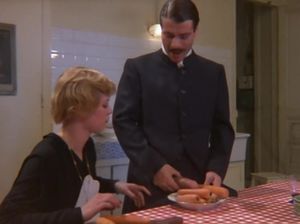 Дрочит и сосет мужику за кухонным столом