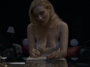 Неудовлетворенная блондинка пишет в дневнике о своих фантазиях