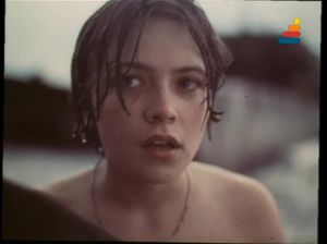 Крошка с волосатой писькой переодевается перед мужчинами