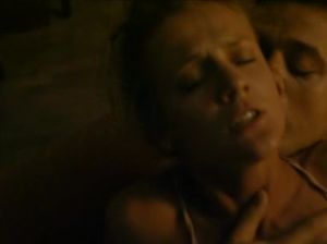 Мужик силой берет свою худенькую женушку