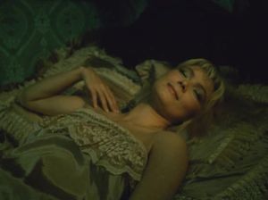 Блонда проснулась после незабываемой ночи