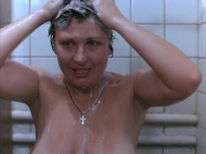 Женщины моются в общественном душе