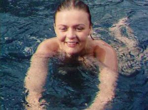 Парни подсматривают за голыми телками на море