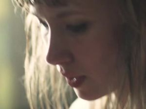 Скинхед трахает свою дерзкую сучку