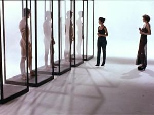 Выбирает себе мужчину для секса