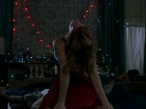 Красотка занимается сексом в позе наездницы