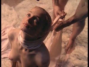 Развратная женщина экспериментирует с жестким сексом