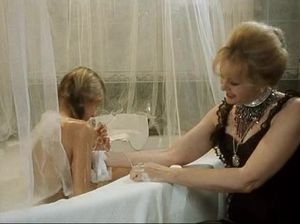 Мамочка борделя купает юную проститутку