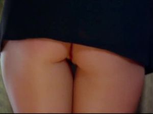 Эммануэль танцует стриптиз перед партнером