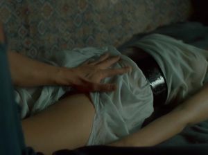 Мужик лапает молодую девку за сиськи