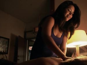 Здоровая баба в маске надрачивает скромному парню