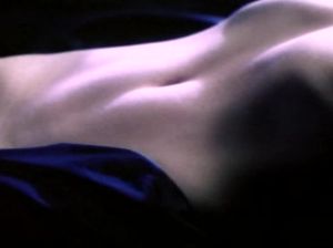 Мужчина смотрит на любовные игры двух девчонок