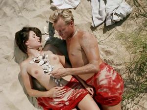 Герой развлекается с девчонкой на пляже