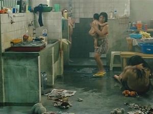 Драка полуобнаженных баб в женской тюрьме