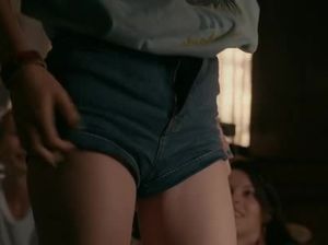 Молодежь играет в секс версию бутылочки