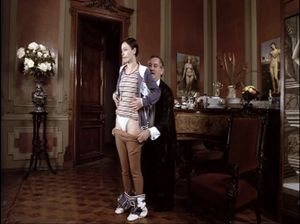 Старый извращенец раздевает свою дочурку