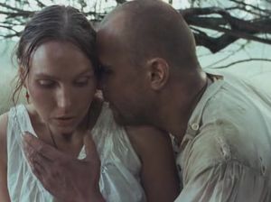 Деревенская парочка занимается сексом на сеновале