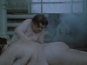 Толстую бабу тщательно моют в бане