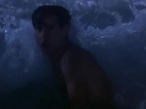 Сладкая парочка купается нагишом в море