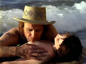 Зрелый мужик развлекается с красоткой на море