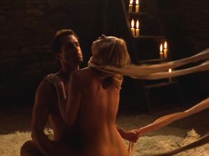 Крошка заигрывает с парнем на природе и пробует экстремальный секс