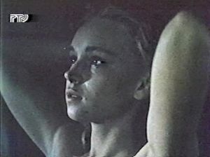 Сексуальная малышка ласкает сиськи