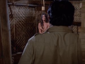 Надзиратель смотрит за заключенными в душе