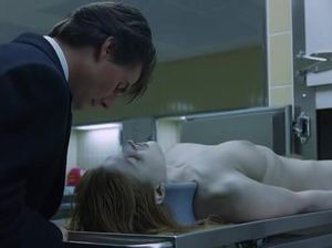 Осмотр трупа голой мертвой девушки