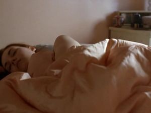 Голая крошка сидит на толчке